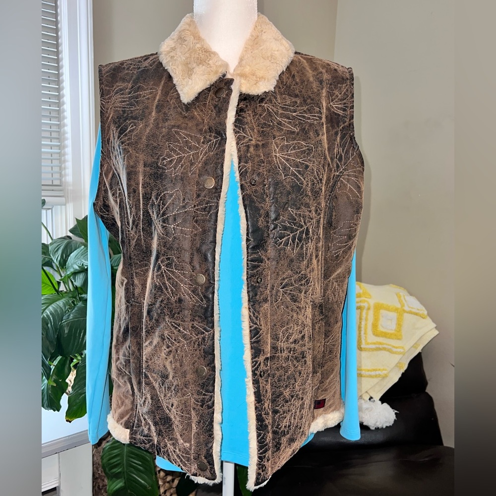 Woolrich faux leather embroidered vest with fur liner. XL 🍁🍂